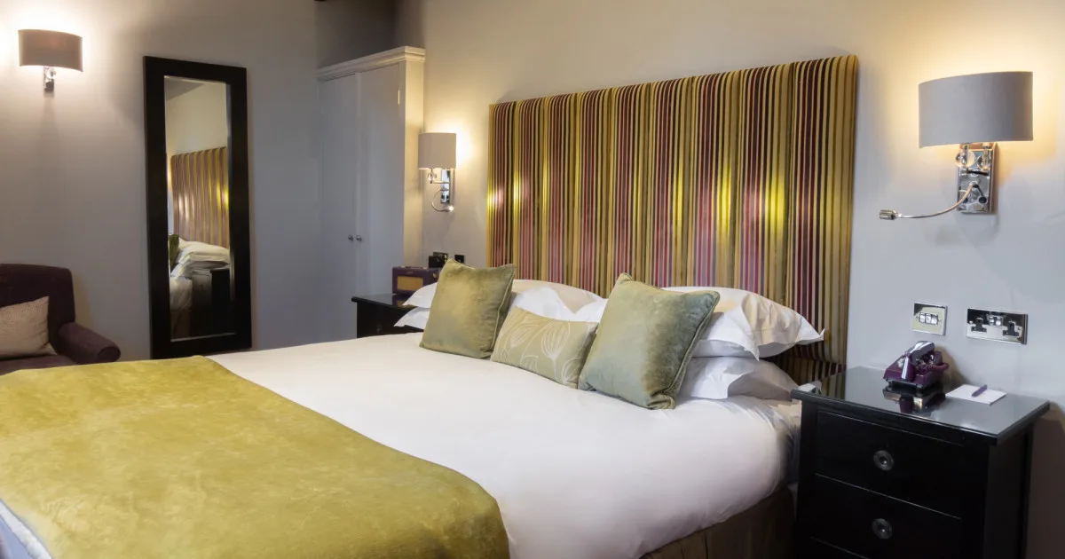 Coach house bedroom green